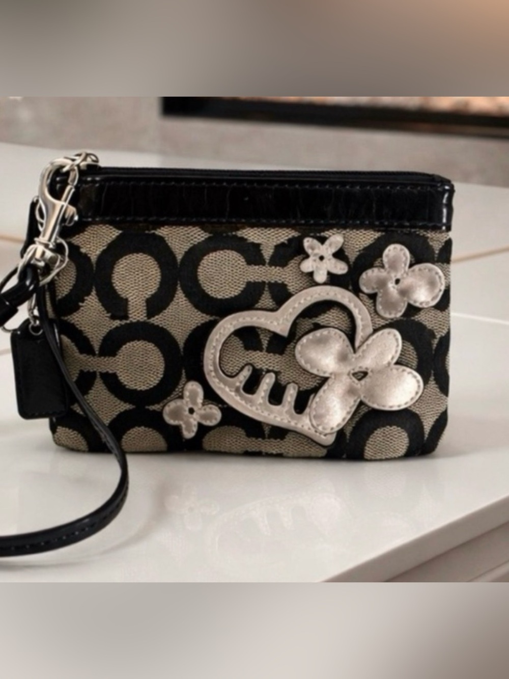 Coach Poppy 2010 Shimmer Heart Flowers Wristlet! Rare. Limited Edition